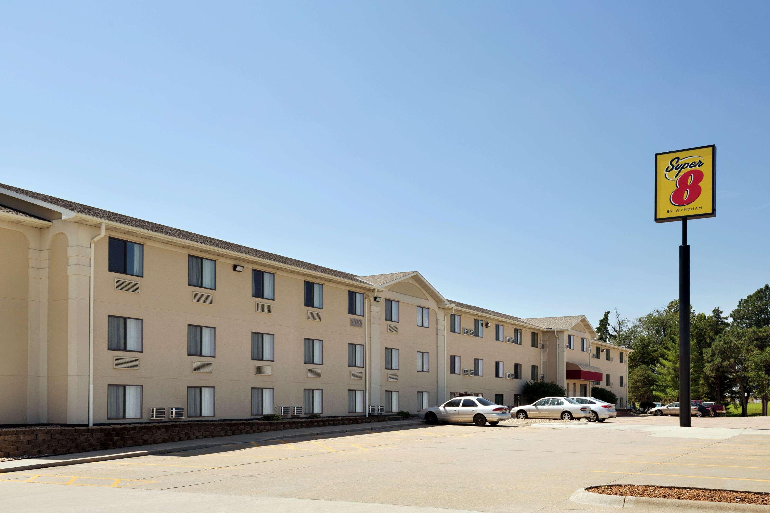 Super 8 By Wyndham Lincoln North Hotel Exterior foto