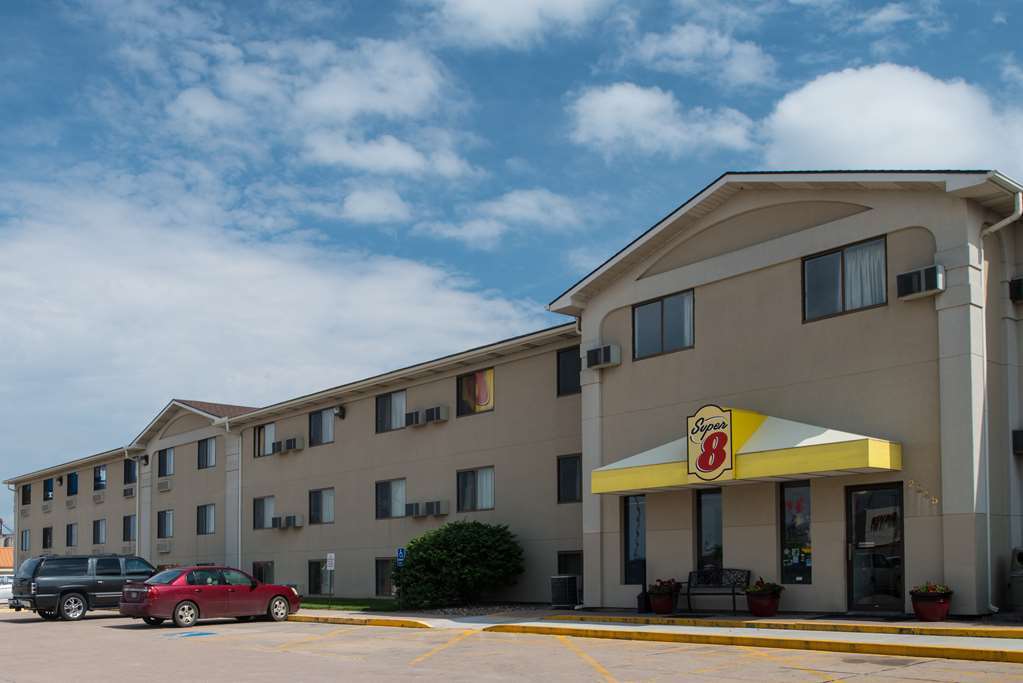 Super 8 By Wyndham Lincoln North Hotel Exterior foto